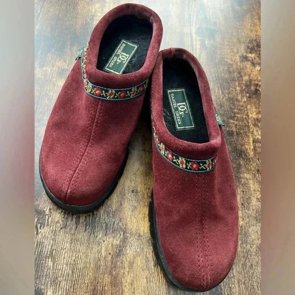 Daniel Green | ladies suede clog shoe. Size: 7.5